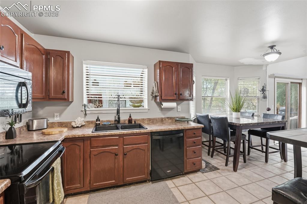 Image 10 of 26: Kitchen