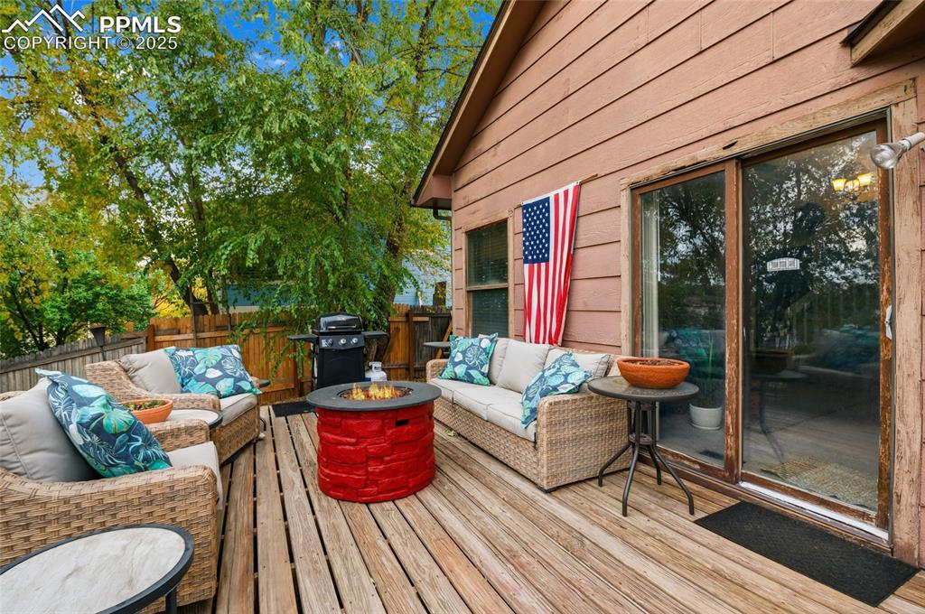 Image 21 of 26: Deck