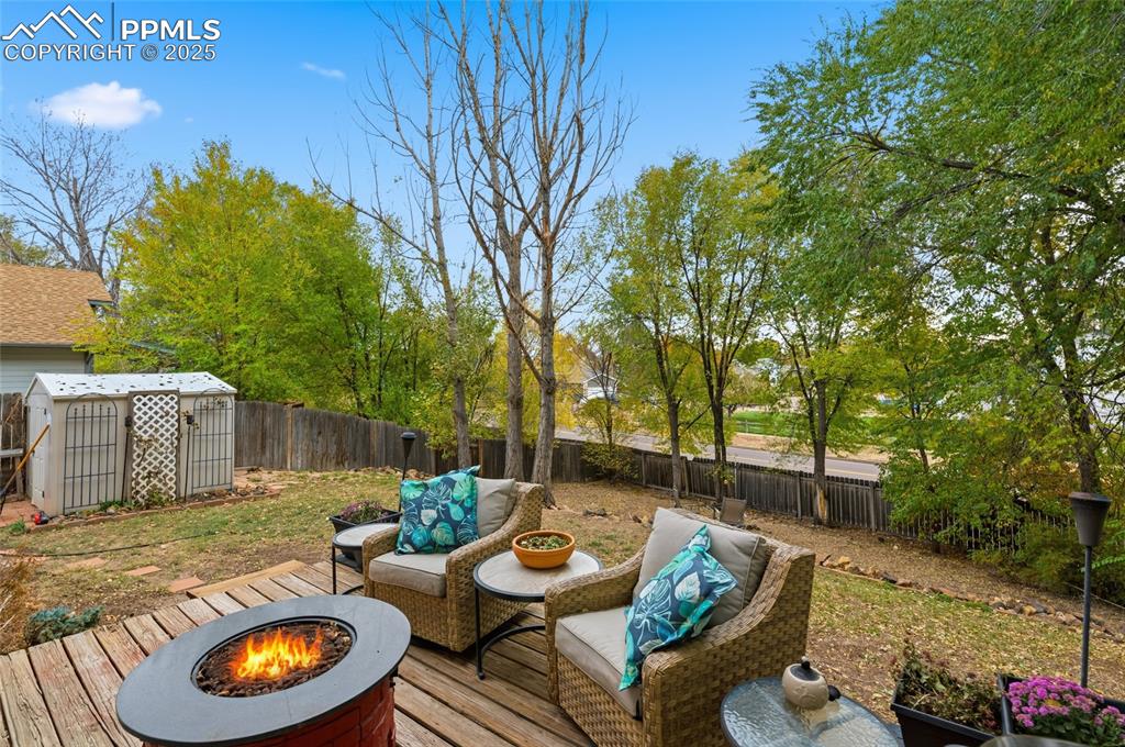 Image 22 of 26: Deck