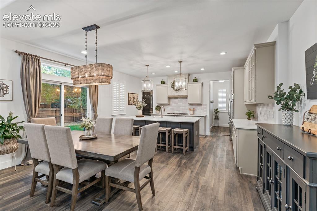 Image 11 of 50: Dining Area