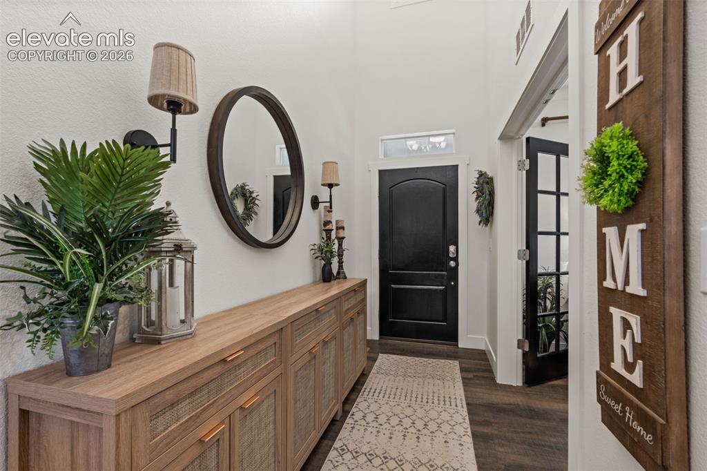 Image 4 of 50: Entrance Foyer