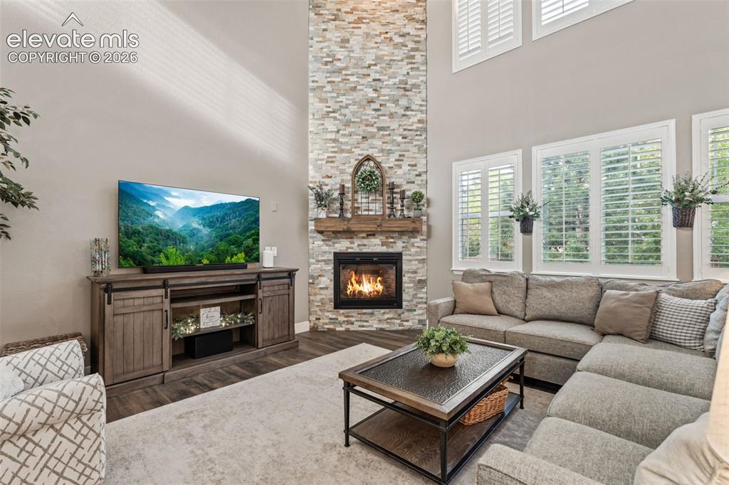 Image 8 of 50: Living Room