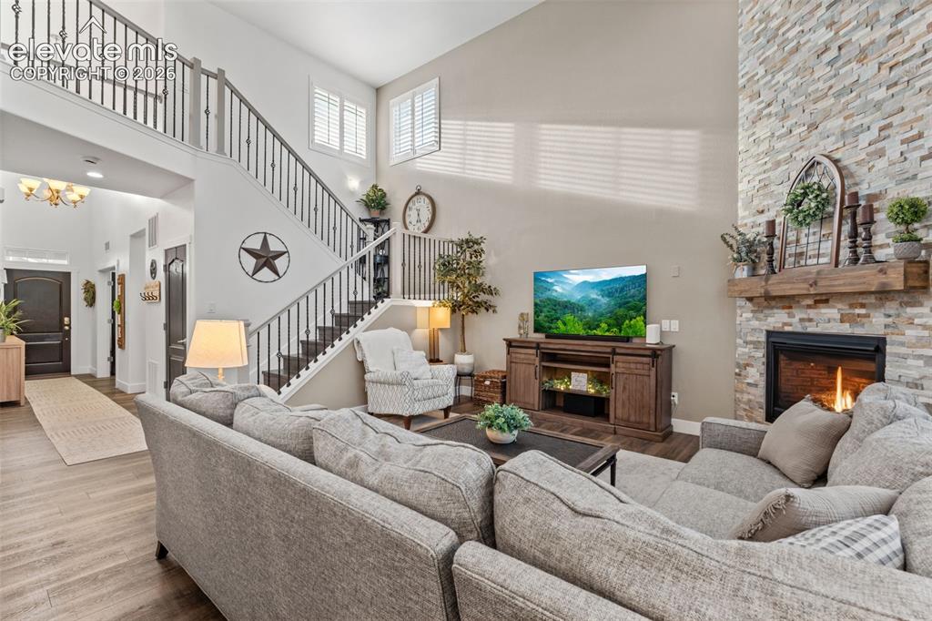 Image 9 of 50: Living Room