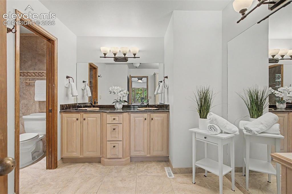Image 19 of 44: Bathroom