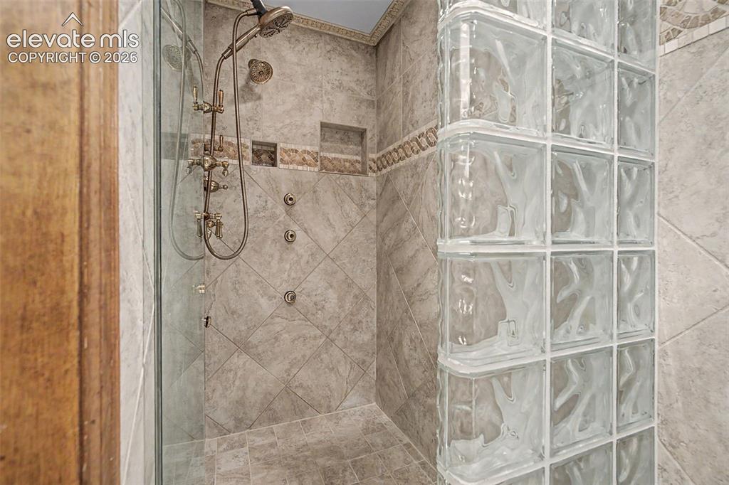 Image 20 of 44: Bathroom