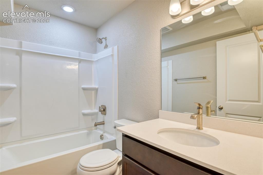Image 17 of 20: Bathroom