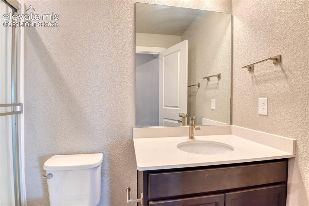 Image 18 of 20: Bathroom