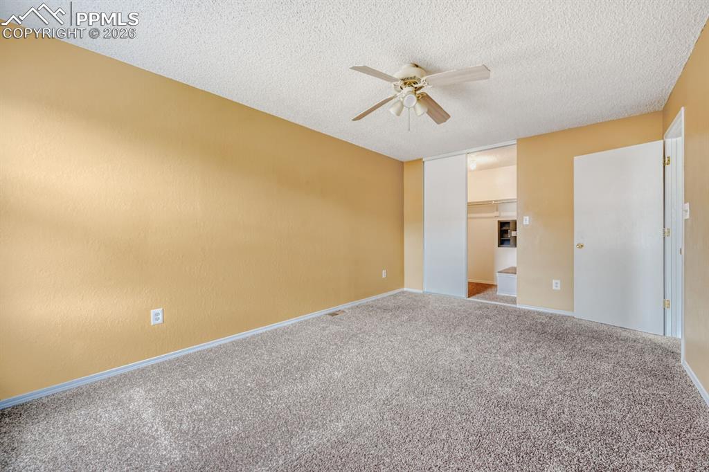 Image 18 of 28: Bedroom