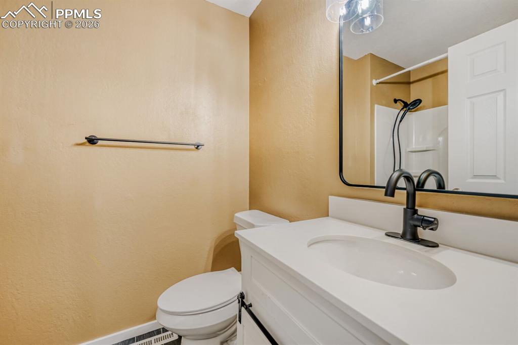 Image 22 of 28: Bathroom