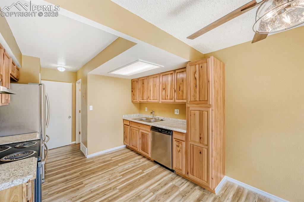 Image 6 of 28: Kitchen