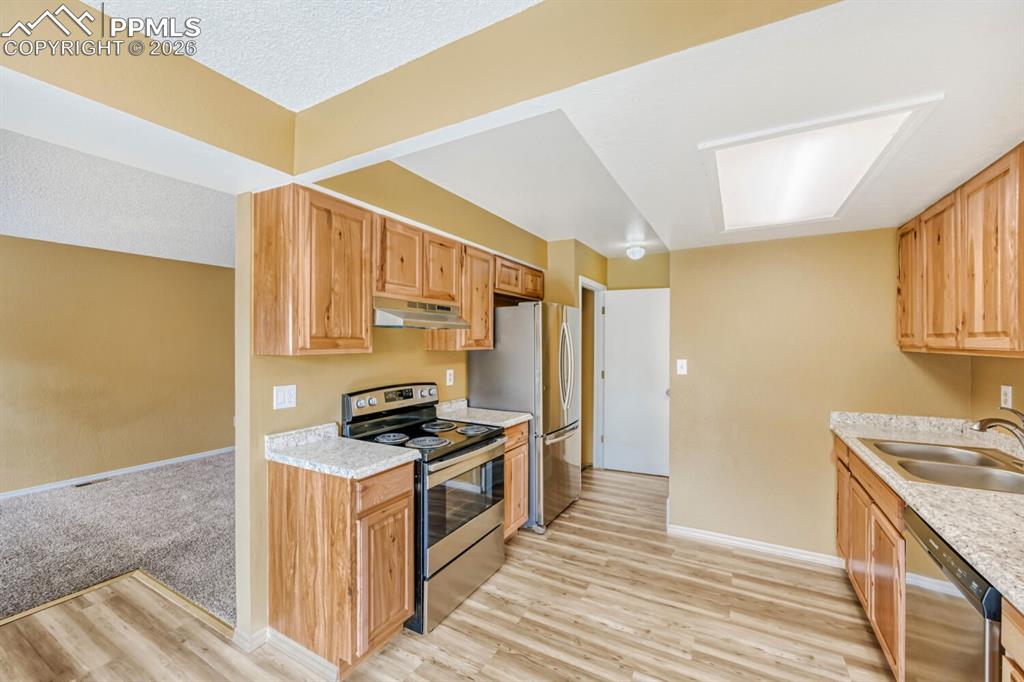 Image 7 of 28: Kitchen