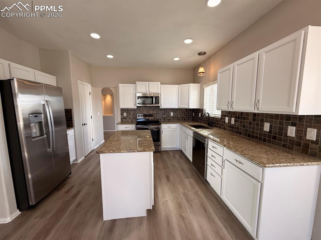 Image 13 of 49: Kitchen