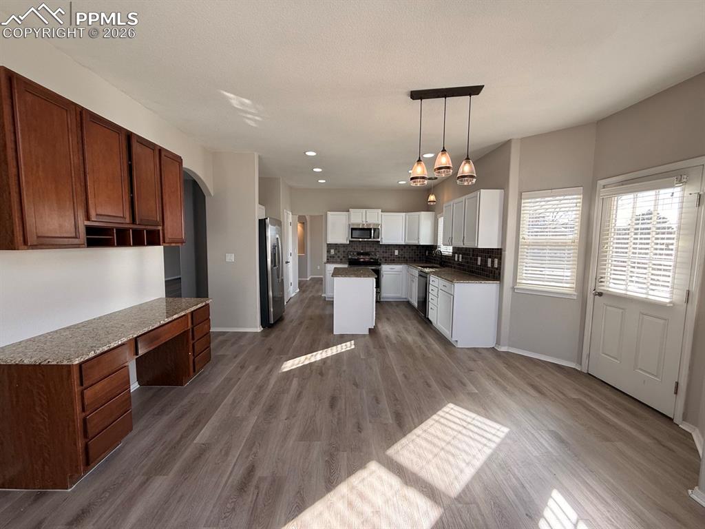 Image 15 of 49: Kitchen