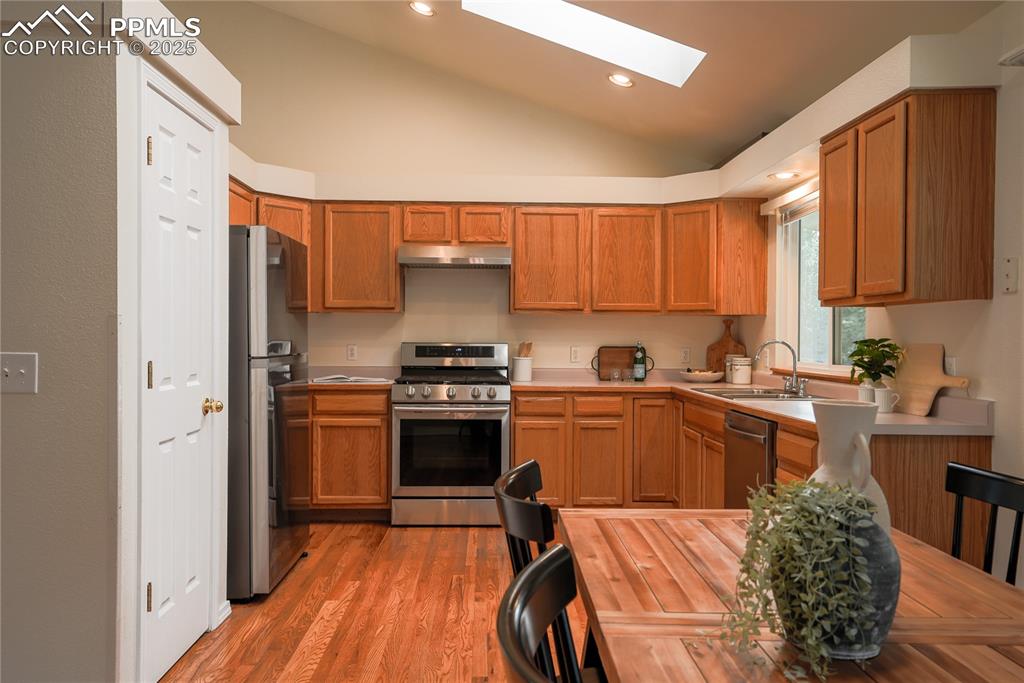 Image 21 of 37: Kitchen