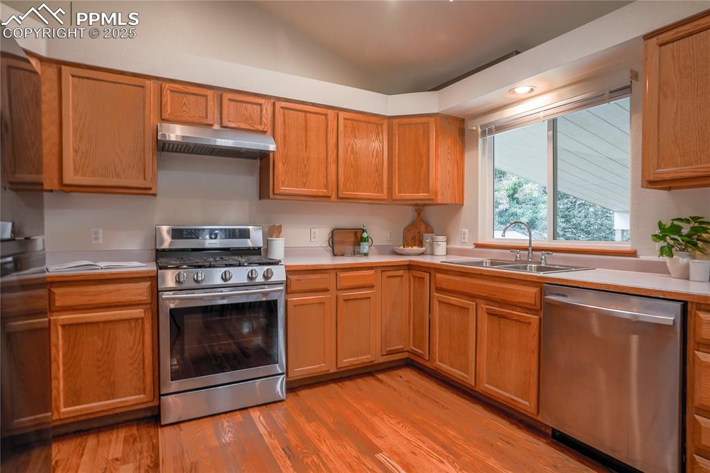 Image 22 of 37: Kitchen