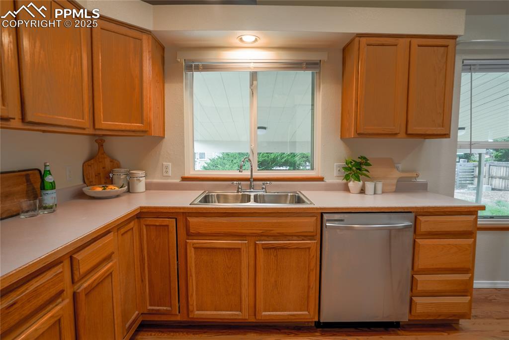 Image 23 of 37: Kitchen