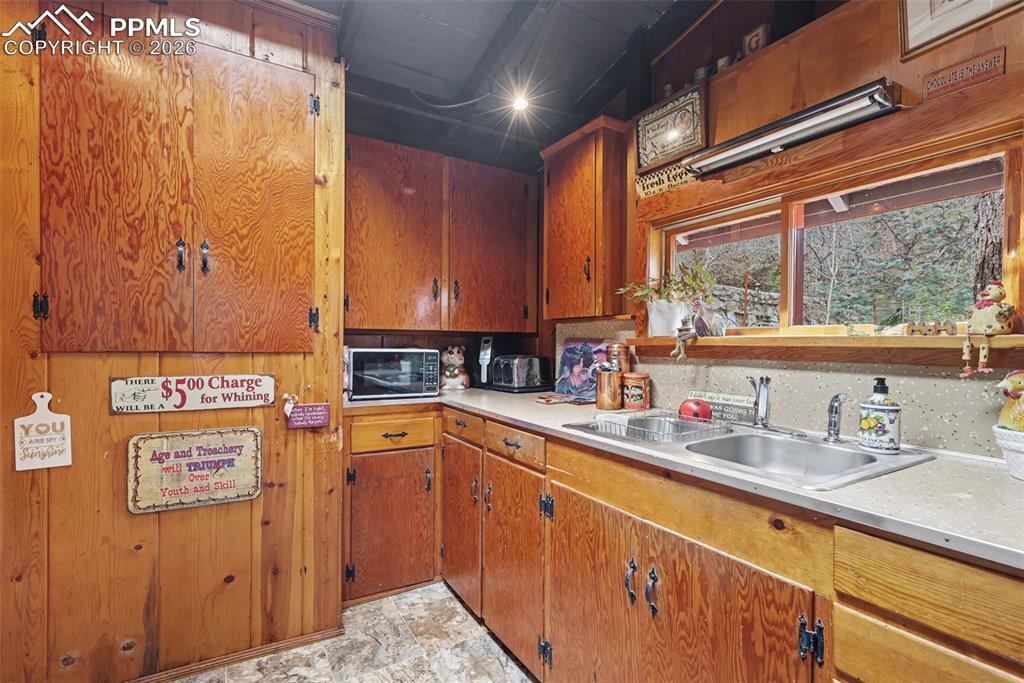 Image 14 of 45: Kitchen