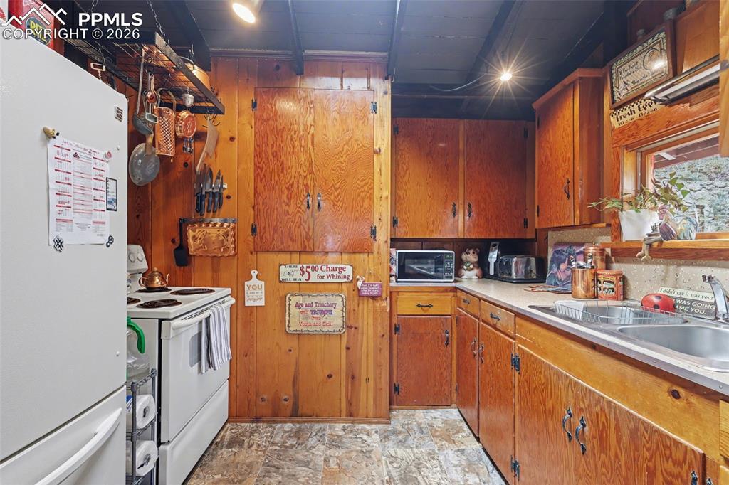 Image 15 of 45: Kitchen