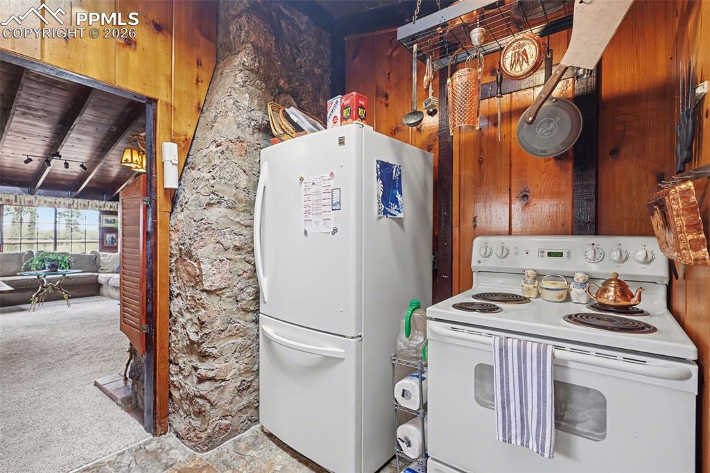 Image 16 of 45: Kitchen