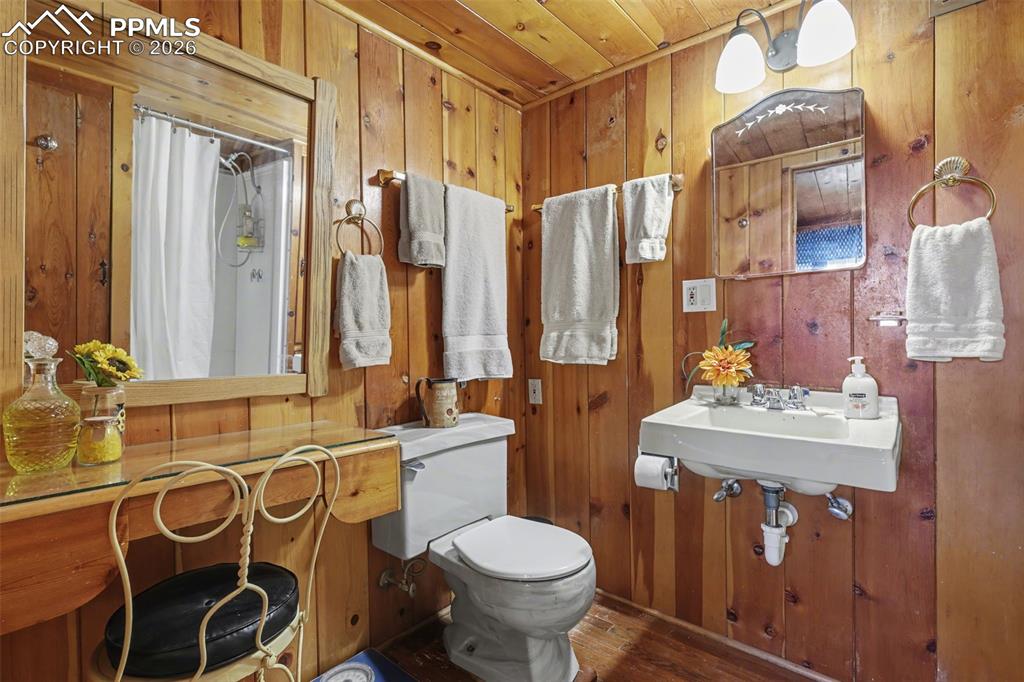 Image 19 of 45: Bathroom