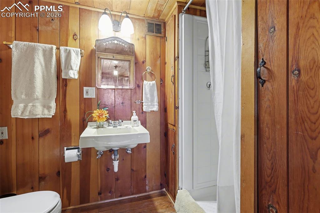 Image 20 of 45: Bathroom