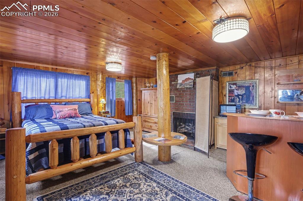 Image 21 of 45: Bedroom