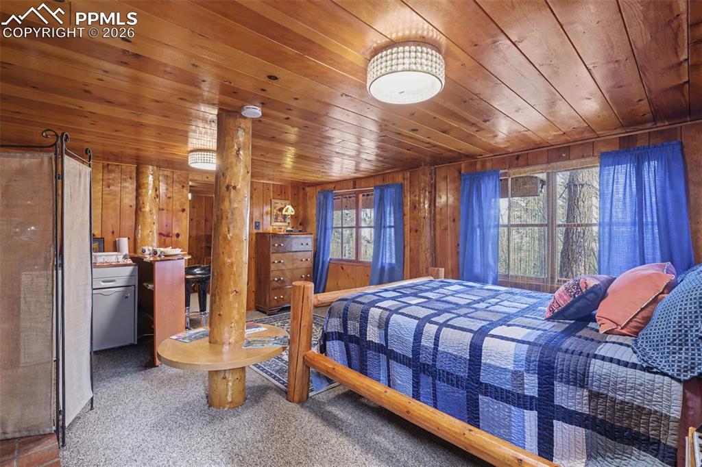 Image 22 of 45: Bedroom