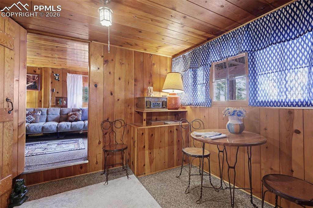 Image 26 of 45: Dining Area