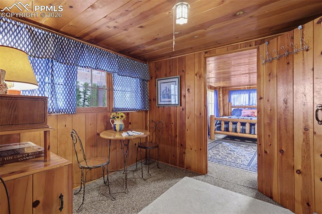 Image 27 of 45: Dining Area