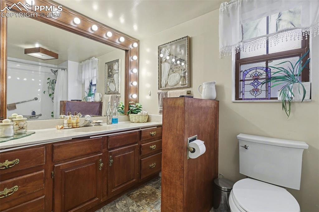 Image 31 of 45: Bathroom