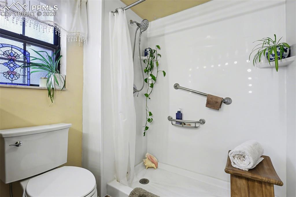 Image 32 of 45: Bathroom