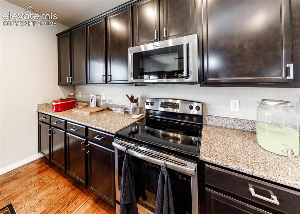 Image 14 of 49: Kitchen