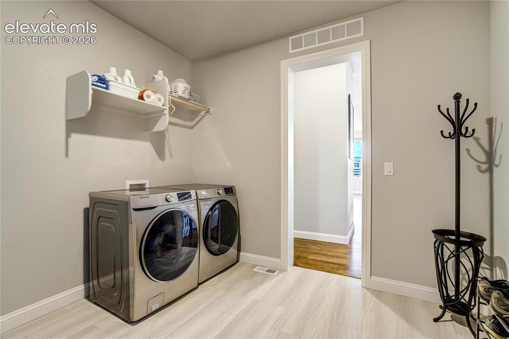 Image 21 of 50: Laundry