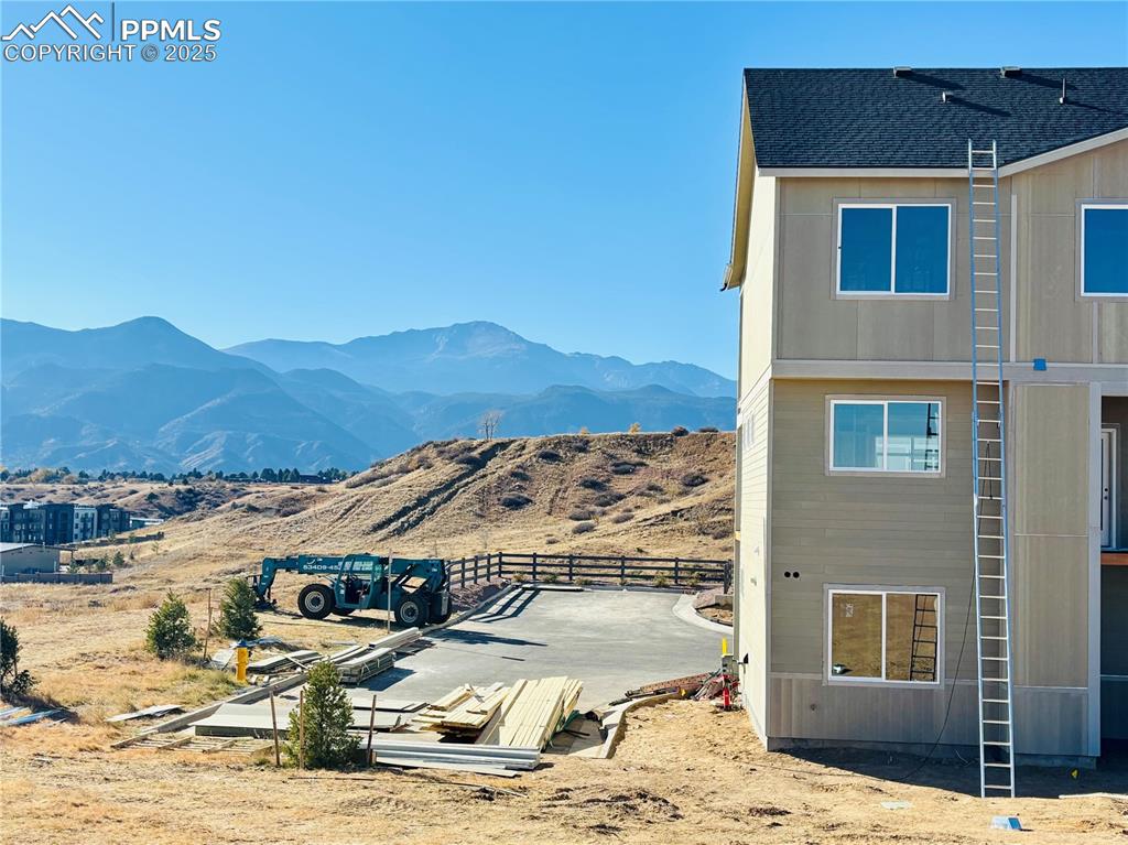 Image 4 of 5: View of mountain background