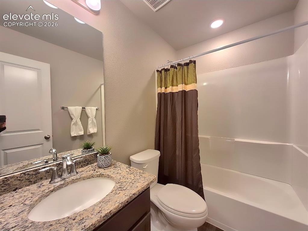Image 19 of 35: Bathroom