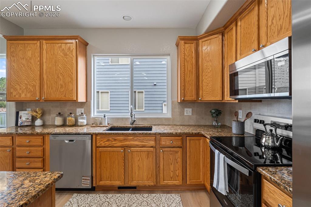 Image 15 of 49: Kitchen