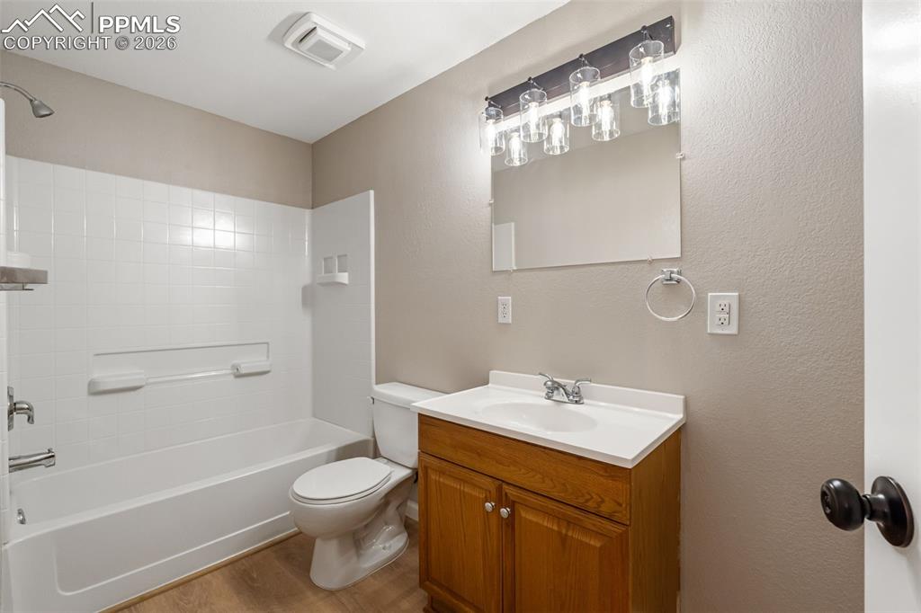 Image 36 of 49: Bathroom