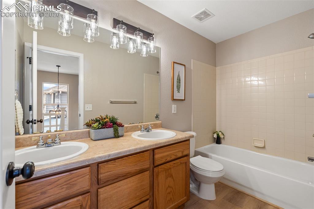 Image 43 of 49: Bathroom