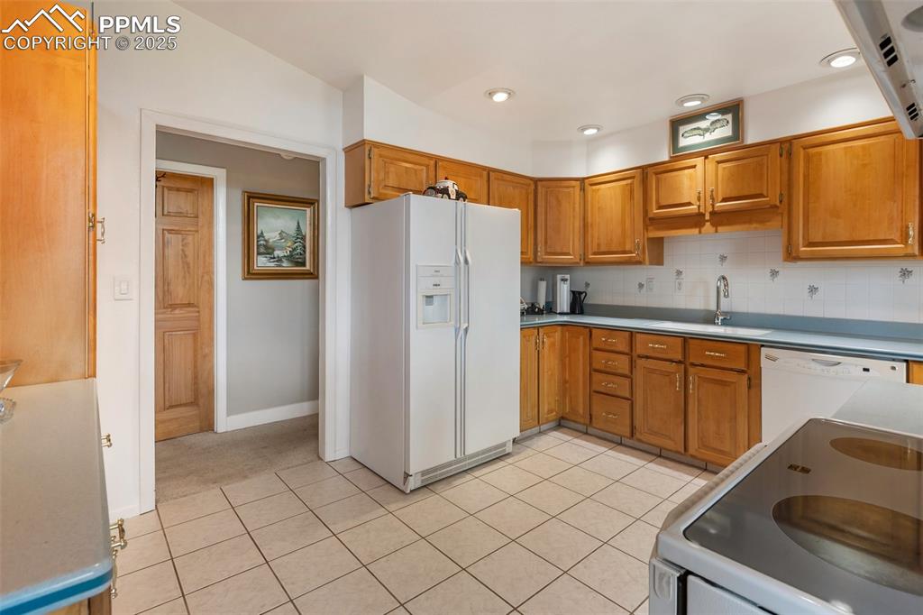 Image 19 of 50: Kitchen