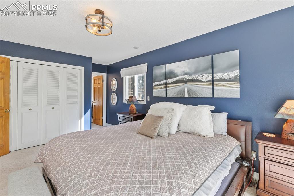 Image 23 of 50: Bedroom