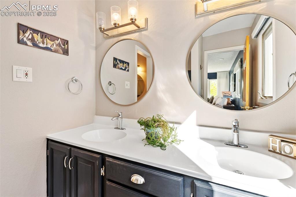 Image 25 of 50: Bathroom