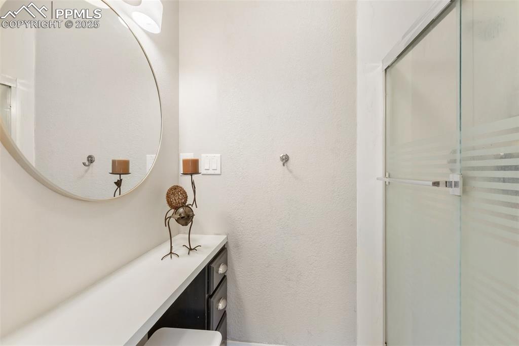 Image 26 of 50: Bathroom