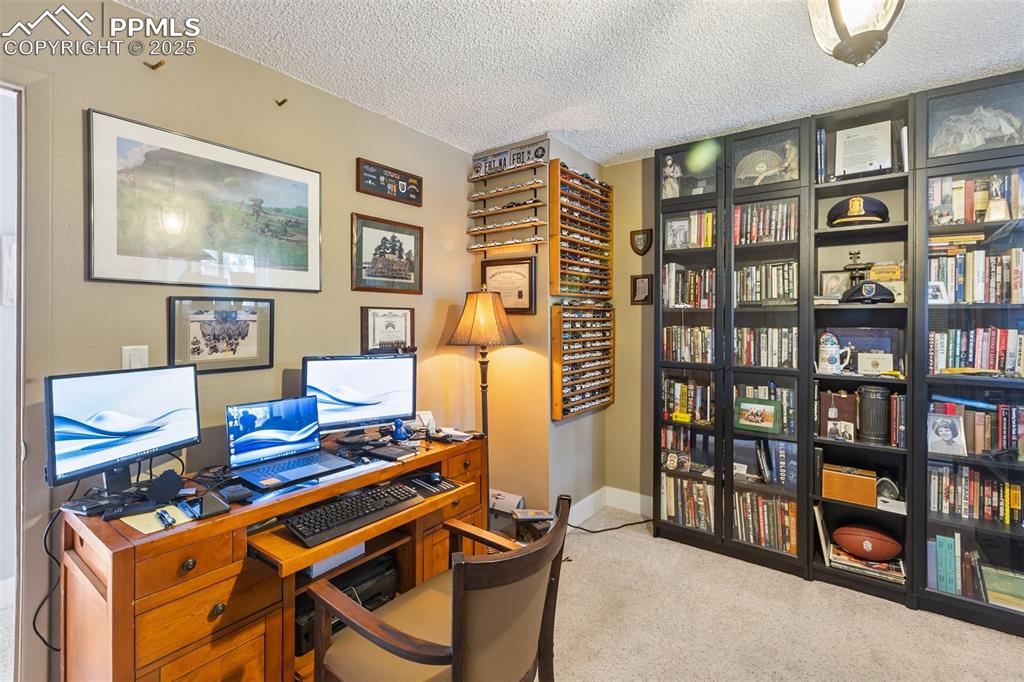 Image 29 of 50: Office