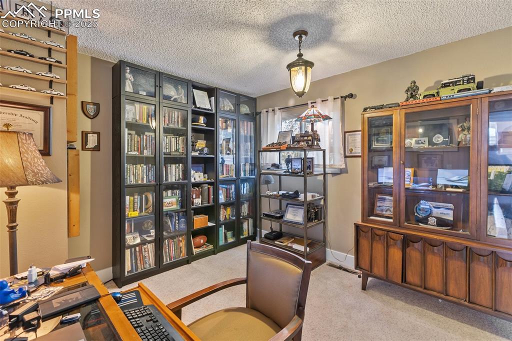 Image 30 of 50: Office