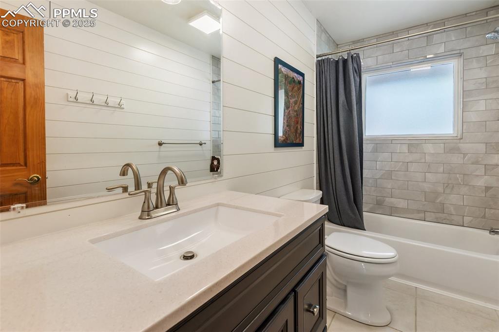 Image 31 of 50: Bathroom