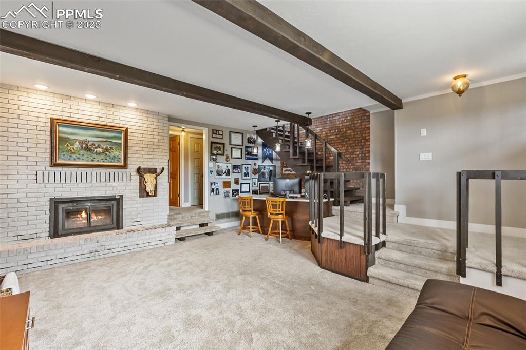 Image 35 of 50: Living Room