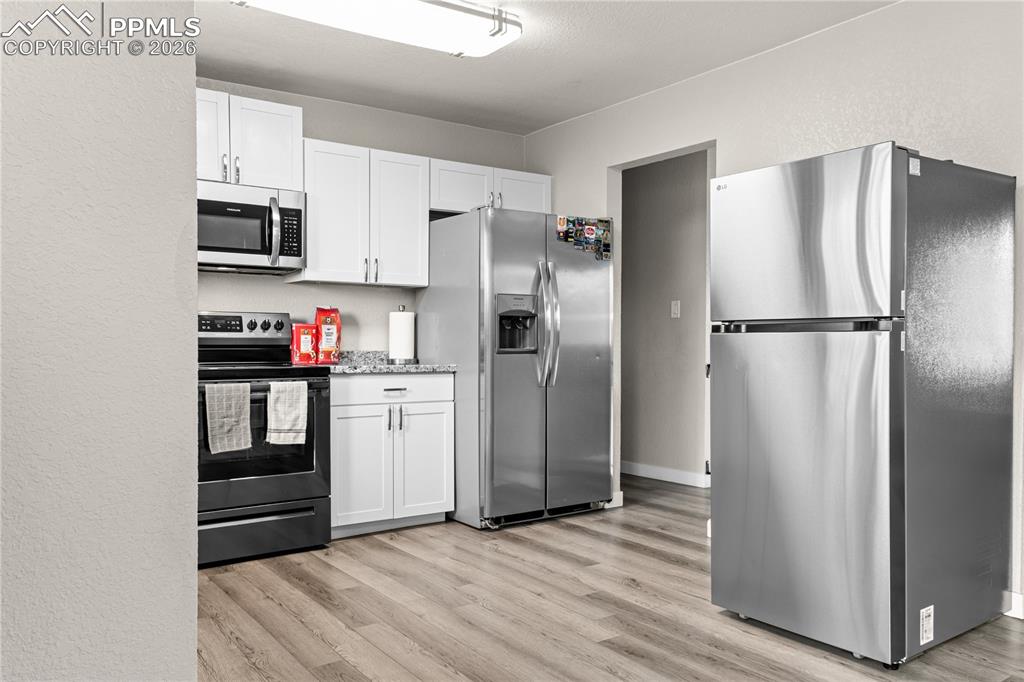 Image 13 of 45: Kitchen