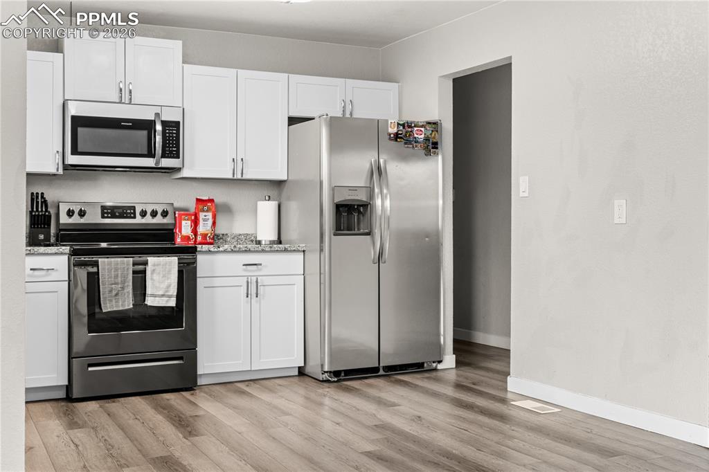 Image 14 of 45: Kitchen