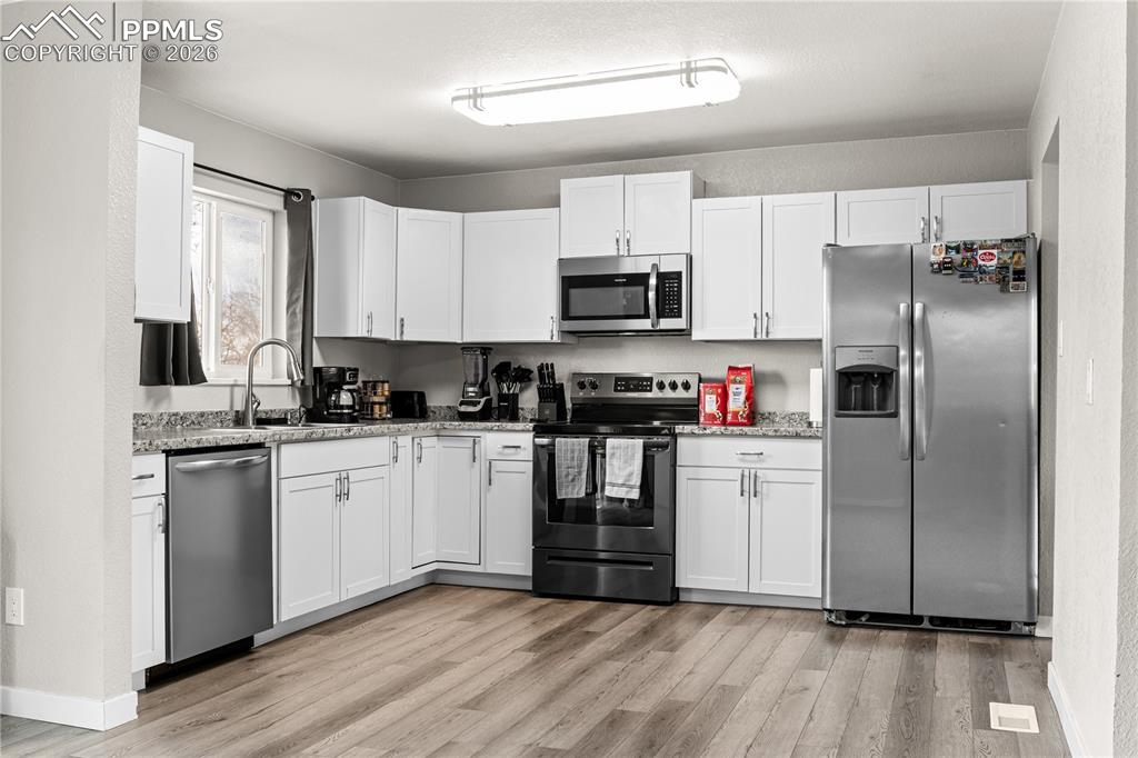 Image 15 of 45: Kitchen