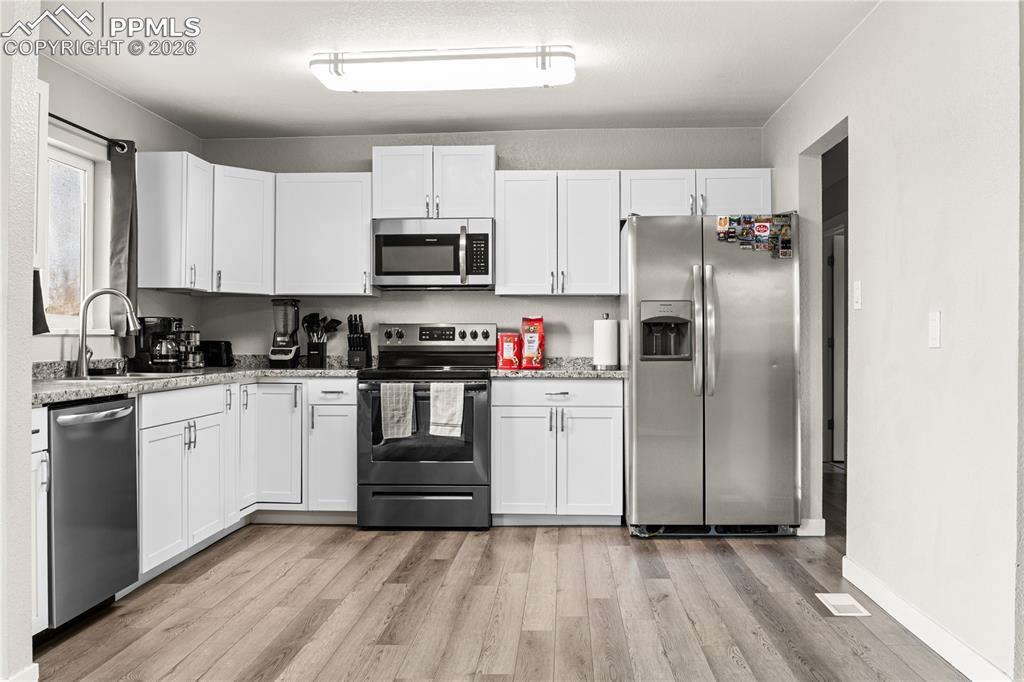 Image 16 of 45: Kitchen